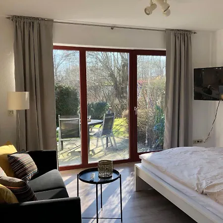 Apartamento Ferienwohnung-klaus-stoertebeker-mit-sonnenterrasse-garten-zwischen-strand-wald-und-wiese