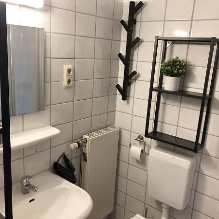 Ferienwohnung-klaus-stoertebeker-mit-sonnenterrasse-garten-zwischen-strand-wald-und-wiese