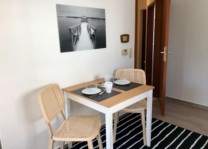 Ferienwohnung-klaus-stoertebeker-mit-sonnenterrasse-garten-zwischen-strand-wald-und-wiese Appartement *